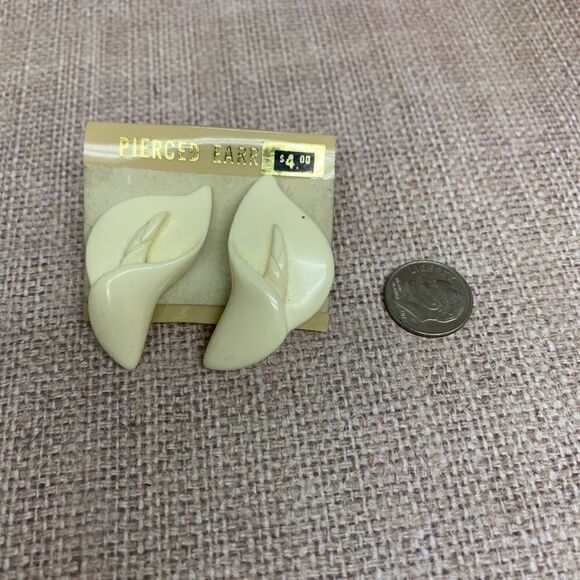 VTG Acrylic Lily Earrings - Picture 1 of 2